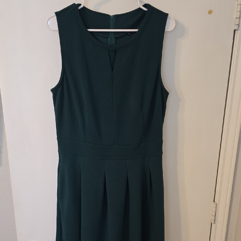 Sleeveless Emerald Midi Dress with Pleated Skirt